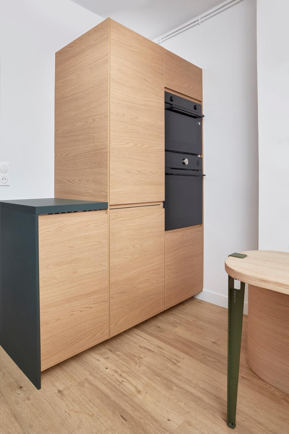 Cuisine sur mesure avec chêne claire et électroménager.